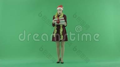 一位年轻女子正在绿色屏幕上打开圣诞礼物