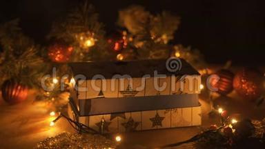 圣诞<strong>礼盒装</strong>饰用树和树灯。