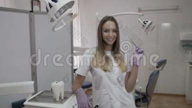 在<strong>口腔诊所</strong>用手中的工具微笑牙医
