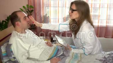 <strong>整形</strong>外科医生在手术前检查她的病人。 鼻子矫正