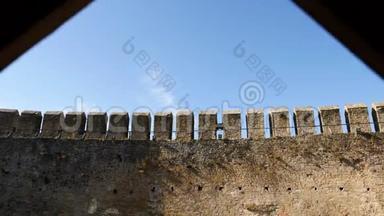 摄像机从墙上移动到老霍廷堡垒的内部视图。