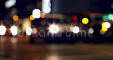 夜间4k街上交通信号灯的彩色汽车灯