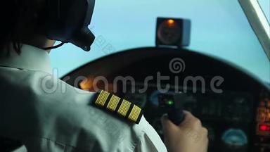 驾驶<strong>商用</strong>飞机飞行员，用对讲机传送信息