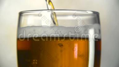 深色啤酒倒入玻璃杯中.. 啤酒中气泡的缓慢运动。