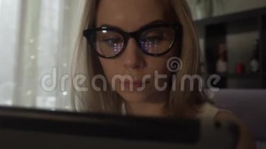 美丽的女人使用现代平板电脑和屏幕反射眼镜