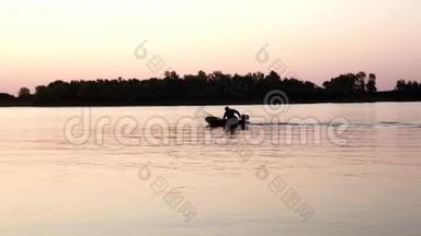 渔舟渔翁在江边，夕阳西下
