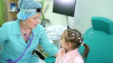 肖像医生耳鼻喉科医生和儿童在诊所，儿童微笑显示批准标志，欢迎医生`接待