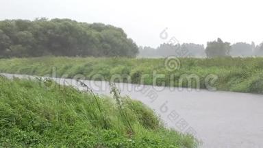 教科文组织Trebonsko保护区和生物圈保护区MAB。 夏天的暴雨和湿地上的河流