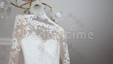 新娘`的礼服挂在灯上，婚纱挂在新娘`的房间里，白色婚纱挂在上面