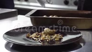厨师把蜗牛放到盘子里，在厨房准备美食