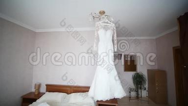 新娘`的礼服挂在灯上，<strong>婚纱</strong>挂在新娘`的房间里，白色<strong>婚纱</strong>挂在上面