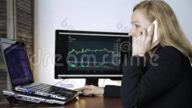 商务女士在电话上给客户提供建议，并在电脑显示器上观看货币<strong>兑换</strong>图表。 做一个密码