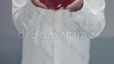曼斯向镜头展示了他手中一颗像果冻一样的心