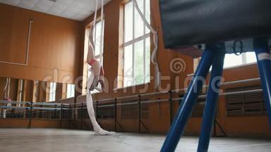 女运动员在体育馆进行杂技表演-<strong>粉色西装</strong>