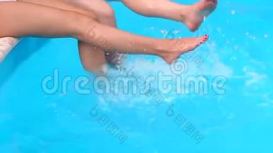 泳池里两个女孩<strong>修长</strong>的腿特写。