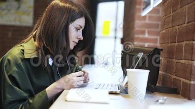 一位年轻女子在咖啡馆里观看一段有趣的视频