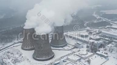 工厂烟雾污染。 工业烟囱在大气中产生肮脏的烟雾
