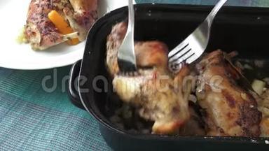 烤兔子腿。 食用肉，调味兔