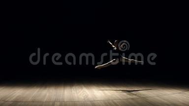 女芭蕾舞演员在舞台上空中做麻绳。