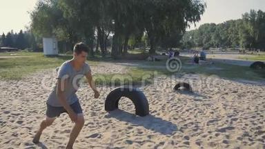 年轻人自由落体在海滩上做后<strong>翻动</strong>作。 跑酷运动员做杂技元素..