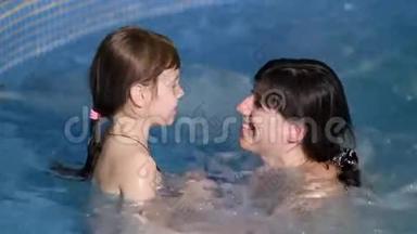 妈妈和女儿在<strong>热水浴缸</strong>里