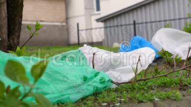 街道上的塑料垃圾。 废物对环境的污染。
