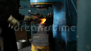 铁匠在锻造机械工程的金属零件，铁水和鳞片，慢运动，红热金属