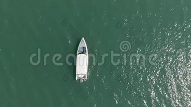 蓝色泻湖海域帆船的俯视图。 在<strong>喷气</strong>式<strong>滑雪</strong>板附近开车。 泰国