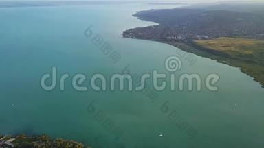 匈牙利巴拉顿福兹福-用福兹福-奥福兹巴拉顿湖的空中天际线