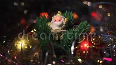 迷你圣诞老人的形象之间的四个玩具挂包为一棵圣诞树。 人工圣诞黄金圣诞老人