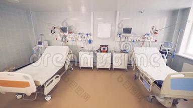有两张床和<strong>医疗器械</strong>的医院房间。 4K.