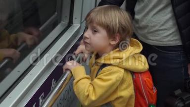 一个在机场列车上连接不同航站楼的男孩