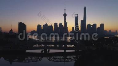 黎明时的全景上海天际线。 陆家嘴区和黄浦江.. 中国。 鸟瞰图