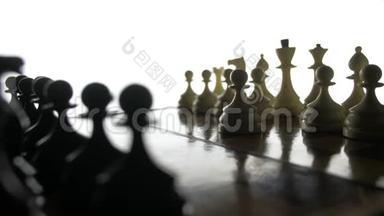 下棋的时候，<strong>剪影人物</strong>的背景是白色的.