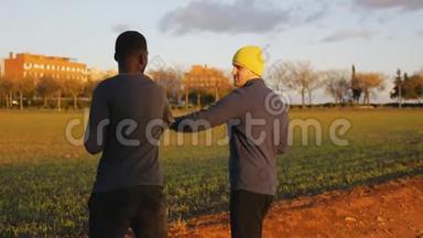 在户外与教练一起进行拳击训练。日落时分，战士们在田野里<strong>打斗</strong>。教练展示了防守一拳
