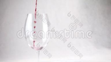 红酒正倒入白色背景上的玻璃杯中。 慢动作