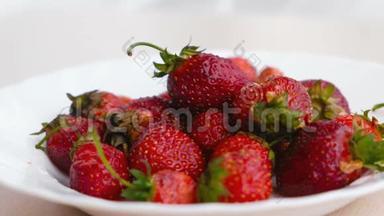 美味可口的草莓汁在白色盘子里开胃。 特写镜头。