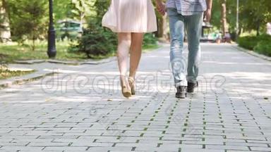 美丽的情侣漫步在夏日公园，浪漫的关系，初恋