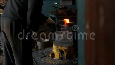 铁匠在锻造机械工程的金属零件，铁水和鳞片，慢运动，铁匠