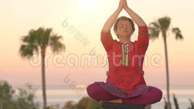 女人在阳光明媚的早晨练习瑜伽和冥想，以保持健康