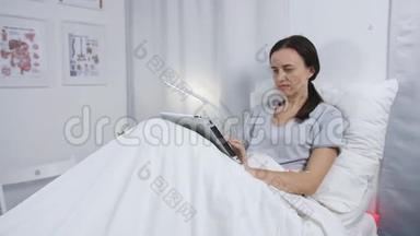 病人在<strong>病床</strong>上使用数码片。