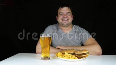 胖子吃快餐的饮食失败。 快乐的微笑超重的人通过吃食物来破坏健康的食物