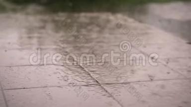 特写，有大雨，一阵阵雨，大的大<strong>雨滴</strong>在街道瓷砖上.. <strong>雨滴</strong>湿地板的质地