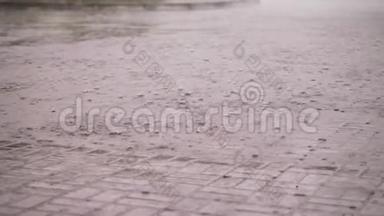 特写，有<strong>大雨</strong>，一阵阵雨，大的<strong>大雨</strong>滴在街道瓷砖上.. 雨滴湿地板的质地