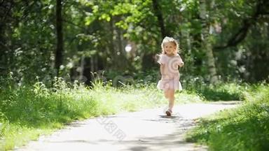 阳光明媚的一天，一个金发小女孩在公园里奔跑，慢镜头