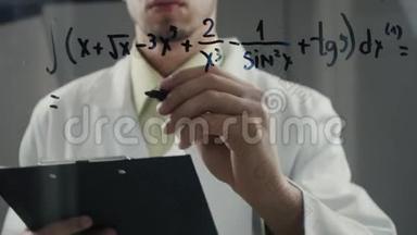 科学家在黑板上写数学公式。 时间表