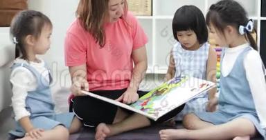 一位白种人的母亲和她的孩子在家里一起看卡通书上的滑稽漫画。