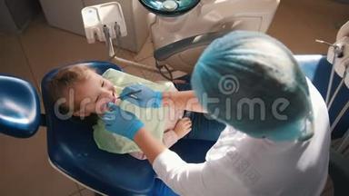 在牙医那里接待的女孩，口腔医生正在进<strong>行清</strong>洁手术