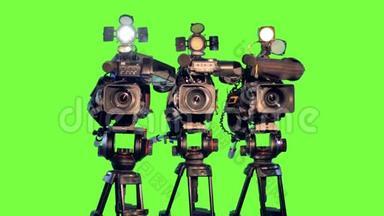 三脚架上的三个专业摄像机摄像机摄像机。