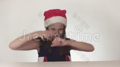 美丽淘气的少女戴着<strong>圣诞</strong>老人的帽子，在白色背景的股票视频中有感情地唱歌。